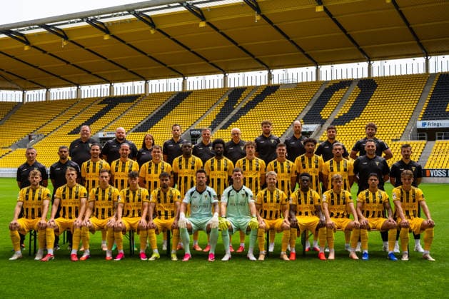 TSV Alemannia Aachen 1900 e. V.; 3. Liga, Portraettermin 2026 2027, Mannschaftsfoto, hintere Reihe v.l.n.r.: Joerg Laufenberg, Patrick Kowal, Wera Bosseler, Sven Vonderhagen, Dr. Thorsten Rohde, Dr. Alexander Mauckner, Nils Perius, Simon Fries, Youssef Baaoui, Amine Abouer-Raja mittlere Reihe v.l.n.r.: Mersad Selimbegovic, Ilyas Trenz, Petros Bagkalianis, Valmir Sulejmani, Marius Wegmann, Emmanuel Elekwa, Gideon Jung, Louis Köster, Danilo Wiebe, Joel da Silva Kiala, Mika Hanraths, Ivica Ljubicic, Amer Mujicic, vordere Reihe v.l.n.r.: Mika Schroers, Mika Pobric, Daniel Starodid, Faton Ademi, Mehdi Loune, Manuel Riemann, Stefan Bajic, Lukas Scepanik, Ken Izekor, Meiko Waeschenbach, Fabio Torsiello, Matti Wagner, GER, TSV Alemannia Aachen 1900 e. V., 3. Liga, Portraettermin 2026 2027 GER, TSV Alemannia Aachen 1900 e. V., 3. Liga, Portraettermin 2026 2027, Mannschaftsfoto Aachen Copyright: xEibner-Pressefoto J.xDerondeaux EP_JDU