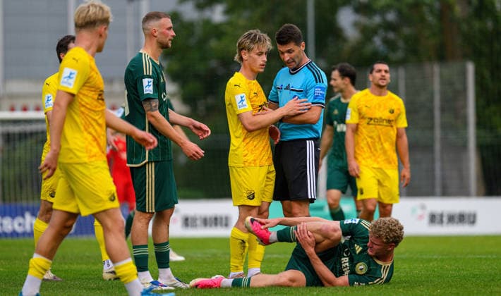 31.07.2026 - Fussball - Saison 2026 2027 - Regionalliga Bayern - 02. Spieltag: SC Eltersdorf - DJK Vilzing - JoTe - xjoxtex - Tom Feulner (23, SC Eltersdorf ) Josef Gottmeier (14, DJK Vilzing ) Andreas Dinger (Schiedsrichter) Felix Rippert (42, SC Eltersdorf )