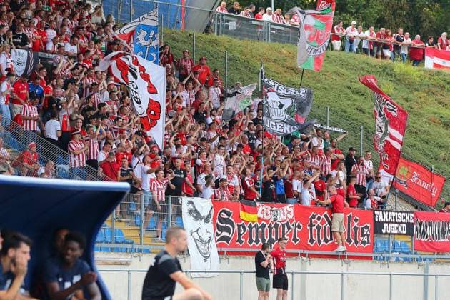 Regionalliga West: Bonner SC - Rot-Weiß Oberhausen ** NUR FÜR REDAKTIONELLE ZWECKE ** EDITORIAL USE ONLY **<p>RWO-Fans Bonner SC - RWO Ort: Bonn, Sportpark Nord Datum: 31.07.2026 Deutschland NRW Bonn Copyright: MichaxKorb