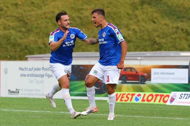 Regionalliga West: Bonner SC - Rot-Weiß Oberhausen ** NUR FÜR REDAKTIONELLE ZWECKE ** EDITORIAL USE ONLY **<p>Kerem Yalcin nach seinem Tor zum 1:0 für die Kleeblätter. Nils Winter (links) gratuliert. Bonner SC - RWO Ort: Bonn, Sportpark Nord Datum: 31.07.2026 Deutschland NRW Bonn Copyright: MichaxKorb