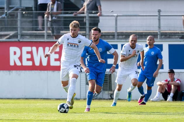 v.li.: Stefan Maderer (SVS, 27), Niklas Schneider (TSG, 10), Zweikampf, Spielszene, Duell, duel, tackle, tackling, Dynamik, Action, Aktion, 31.07.2026, Sandhausen (Deutschland), Fussball, bfv-Verbandspokal, 3. Runde, SV Sandhausen - TSG 1862 09 Weinheim