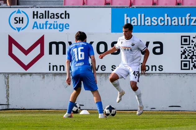 v.li.: Donat Gervalla (TSG, 16), Imad Jaadar (SVS, 42), Zweikampf, Spielszene, Duell, duel, tackle, tackling, Dynamik, Action, Aktion, 31.07.2026, Sandhausen (Deutschland), Fussball, bfv-Verbandspokal, 3. Runde, SV Sandhausen - TSG 1862 09 Weinheim