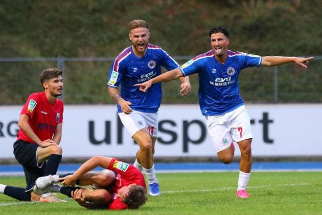 Regionalliga West: Bonner SC - Rot-Weiß Oberhausen ** NUR FÜR REDAKTIONELLE ZWECKE ** EDITORIAL USE ONLY **<p>Travis de Jong und Torschütze Arda Süne nach dem 2:1 Bonner SC - RWO Ort: Bonn, Sportpark Nord Datum: 31.07.2026 Deutschland NRW Bonn Copyright: MichaxKorb