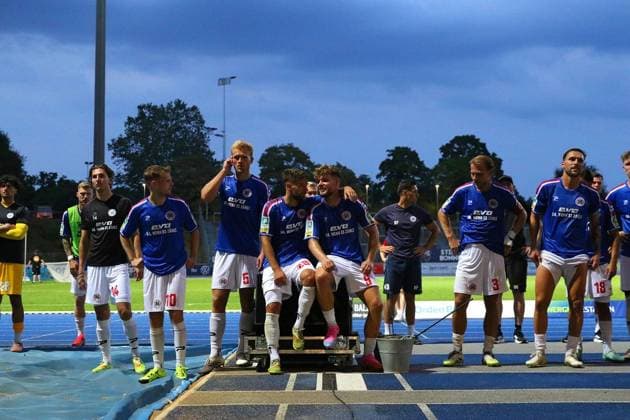 Regionalliga West: Bonner SC - Rot-Weiß Oberhausen ** NUR FÜR REDAKTIONELLE ZWECKE ** EDITORIAL USE ONLY **<p>RWO-Spieler und -Fans feiern den ersten Sieg der Saison. Bonner SC - RWO Ort: Bonn, Sportpark Nord Datum: 31.07.2026 Deutschland NRW Bonn Copyright: MichaxKorb