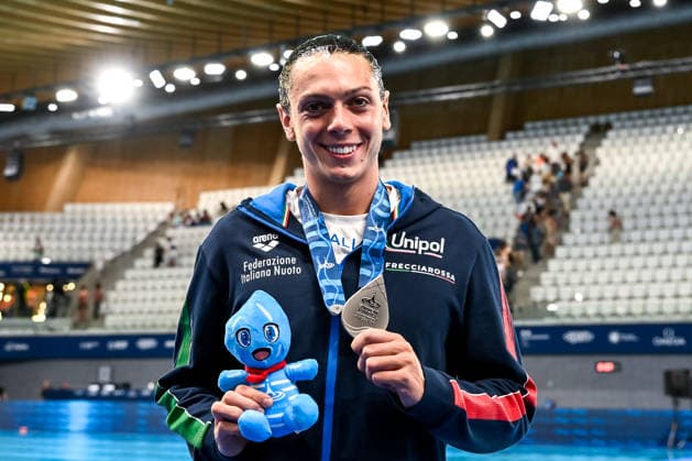 Filippo Pelati of Italy shows the silver medal after competing in the artistic swimming Solo Tech Men Final during the European Aquatics Championships at the Olympic Aquatic Center in Paris (France), July 31, 2026. Andrea Staccioli Deepbluemedia Insidefoto
