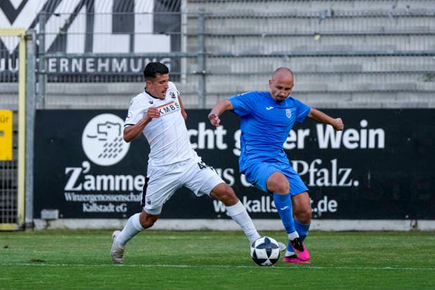 v.li.: Imad Jaadar (SVS, 42), Daniele Marchitto (TSG, 25), Zweikampf, Spielszene, Duell, duel, tackle, tackling, Dynamik, Action, Aktion, 31.07.2026, Sandhausen (Deutschland), Fussball, bfv-Verbandspokal, 3. Runde, SV Sandhausen - TSG 1862 09 Weinheim