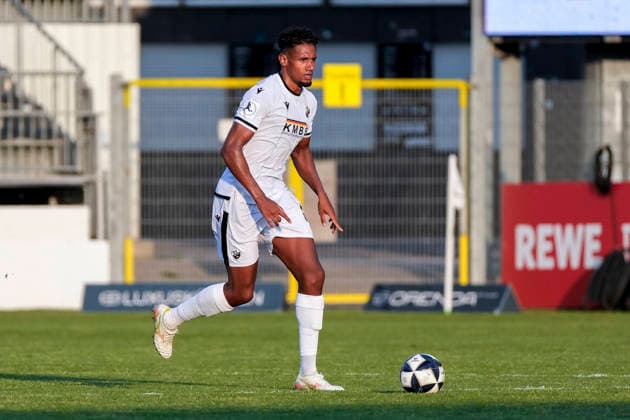 Yannick Osee (SVS, 13), am Ball, Freisteller, Ganzkörper, Einzelbild, Einzelfoto, Aktion, Action, 31.07.2026, Sandhausen (Deutschland), Fussball, bfv-Verbandspokal, 3. Runde, SV Sandhausen - TSG 1862 09 Weinheim