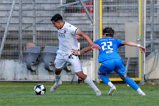 v.li.: Imad Jaadar (SVS, 42), Dren Miftari (TSG, 22), Zweikampf, Spielszene, Duell, duel, tackle, tackling, Dynamik, Action, Aktion, 31.07.2026, Sandhausen (Deutschland), Fussball, bfv-Verbandspokal, 3. Runde, SV Sandhausen - TSG 1862 09 Weinheim
