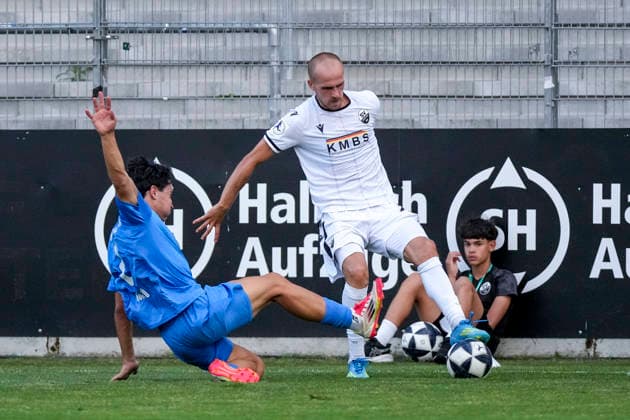 v.li.: Enes-Koray Görgülü (TSG, 2), Phil Halbauer (SVS, 20), Zweikampf, Spielszene, Duell, duel, tackle, tackling, Dynamik, Action, Aktion, 31.07.2026, Sandhausen (Deutschland), Fussball, bfv-Verbandspokal, 3. Runde, SV Sandhausen - TSG 1862 09 Weinheim
