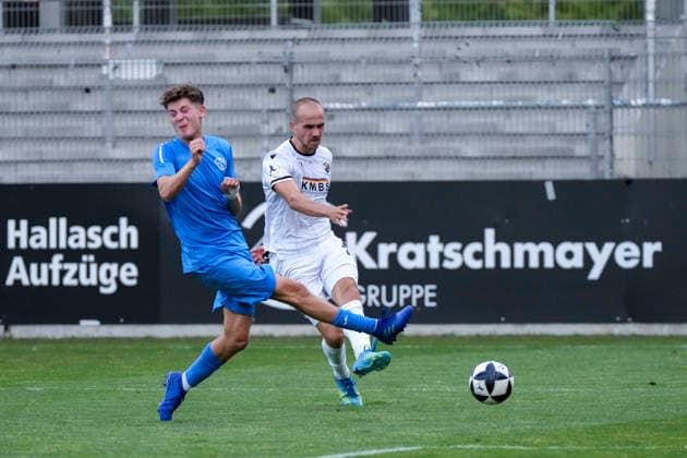 v.li.: Janne Aaron Schmitt (TSG, 6), Phil Halbauer (SVS, 20), Zweikampf, Spielszene, Duell, duel, tackle, tackling, Dynamik, Action, Aktion, 31.07.2026, Sandhausen (Deutschland), Fussball, bfv-Verbandspokal, 3. Runde, SV Sandhausen - TSG 1862 09 Weinheim