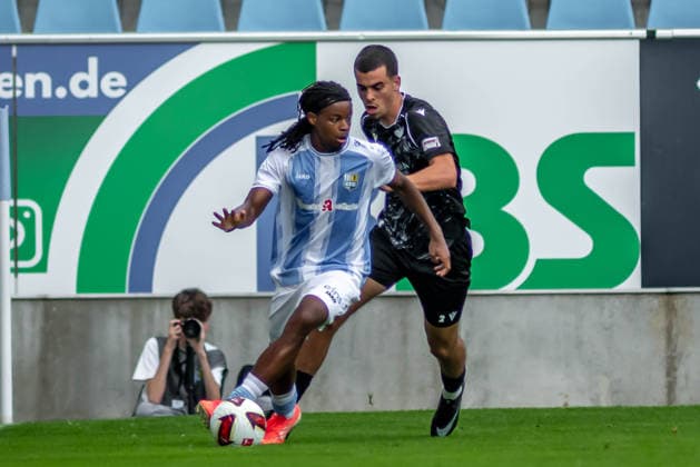 Chemnitz, Deutschland 31. Juli 2026: Regionalliga Nordost - 2026 2027 - Sp. 2 - Chemnitzer FC gegen BFC Preussen Im Bild: v. li. im Zweikampf Ken Tchouangue (CFC) und Ede Gramberg (BFC) Copyright: xFotostandx xNachtigallx