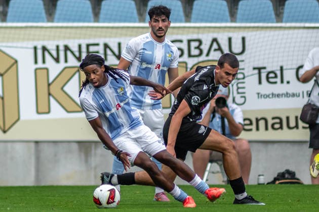 Chemnitz, Deutschland 31. Juli 2026: Regionalliga Nordost - 2026 2027 - Sp. 2 - Chemnitzer FC gegen BFC Preussen Im Bild: v. li. im Zweikampf Ken Tchouangue (CFC), Domenico Alberico (CFC) und Ede Gramberg (BFC) Copyright: xFotostandx xNachtigallx