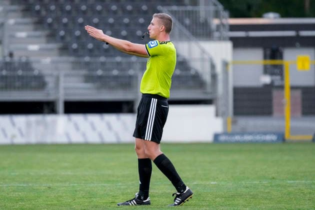 Niklas Diehm (Schiedsrichter) pfeift das Spiel ab, Abpfiff, Freisteller, Ganzkörper, Einzelbild, Einzelfoto, Aktion, Action, 31.07.2026, Sandhausen (Deutschland), Fussball, bfv-Verbandspokal, 3. Runde, SV Sandhausen - TSG 1862 09 Weinheim