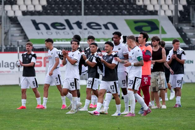 Spieler vom SV Sandhausen (SVS), bedanken sich nach dem Schlusspfiff bei den eigenen Fans für die Unterstützung, Spielende, Danke, Dankeschön an die Zuschauer, Aktion, Action, 31.07.2026, Sandhausen (Deutschland), Fussball, bfv-Verbandspokal, 3. Runde, SV Sandhausen - TSG 1862 09 Weinheim