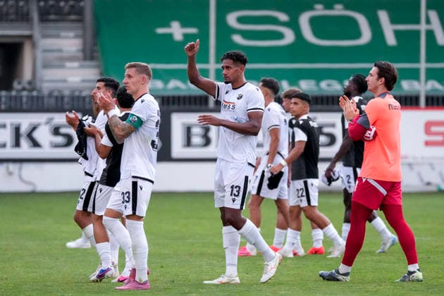 Spieler vom SV Sandhausen (SVS), bedanken sich nach dem Schlusspfiff bei den eigenen Fans für die Unterstützung, Spielende, Danke, Dankeschön an die Zuschauer, Aktion, Action, Yannick Osee (SVS, 13) mit dem Daumen nach oben, 31.07.2026, Sandhausen (Deutschland), Fussball, bfv-Verbandspokal, 3. Runde, SV Sandhausen - TSG 1862 09 Weinheim