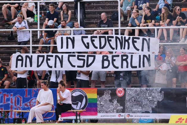 Bad Nauheim, Deutschland: 31.07.2026 - Testspiel - Eintracht Frankfurt Frauen vs. Racing Club de Strasbourg Im Bild: Symbolbild Fantransparent In Gedenken an den CSD Berlin als Mahnmal und als Nachruf für die verstorbene Besucherin durch den Anschlag auf den CSD Christopher Street Day Berlin Copyright: HMBxMedia MadeleinexFantini