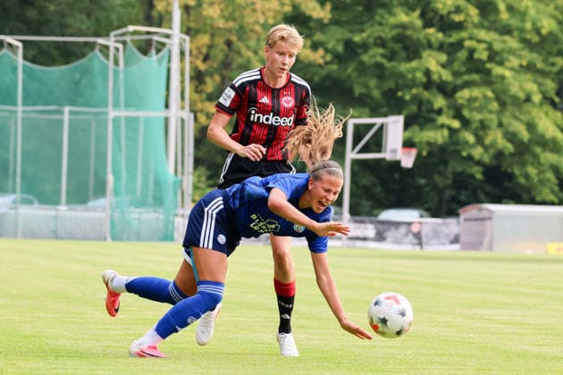 Bad Nauheim, Deutschland: 31.07.2026 - Testspiel - Eintracht Frankfurt Frauen vs. Racing Club de Strasbourg Im Bild: v.li. die Zweite Paulina Krumbiegel (SGE) im Zweikampf Copyright: HMBxMedia MadeleinexFantini