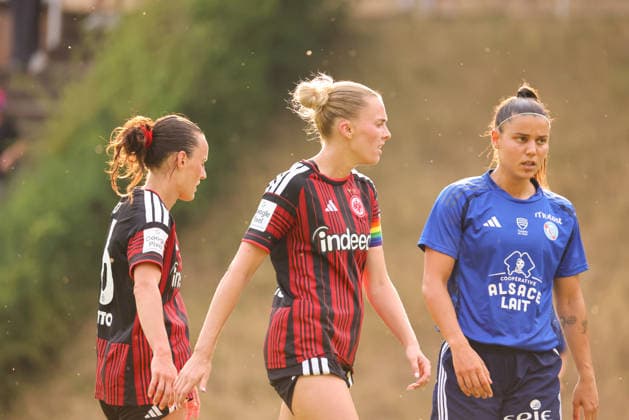 Bad Nauheim, Deutschland: 31.07.2026 - Testspiel - Eintracht Frankfurt Frauen vs. Racing Club de Strasbourg Im Bild: v.li. Hayley Raso (SGE) und Laura Freigang (SGE) Copyright: HMBxMedia MadeleinexFantini