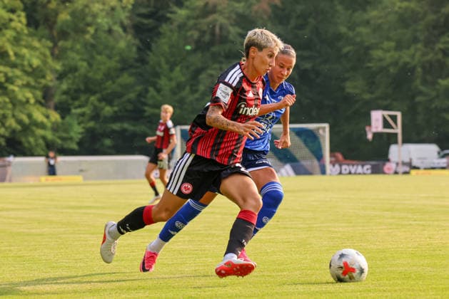 Bad Nauheim, Deutschland: 31.07.2026 - Testspiel - Eintracht Frankfurt Frauen vs. Racing Club de Strasbourg Im Bild: v.li. Sara Doorsoun (SGE) im Zweikampf Copyright: HMBxMedia MadeleinexFantini