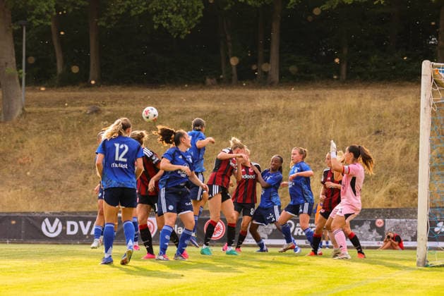 Bad Nauheim, Deutschland: 31.07.2026 - Testspiel - Eintracht Frankfurt Frauen vs. Racing Club de Strasbourg Im Bild: Die Spielerinnen von Racing Straßburg und von der SGE im Straßburger Strafraum Copyright: HMBxMedia MadeleinexFantini