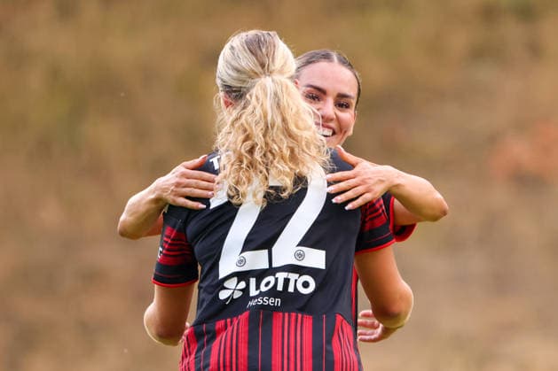 Bad Nauheim, Deutschland: 31.07.2026 - Testspiel - Eintracht Frankfurt Frauen vs. Racing Club de Strasbourg Im Bild: v.li. Torschützin Danique Tolhoek (SGE) macht das Tor zum 1:0 für Frankfurt und jubelt mit Ereleta Memeti (SGE) Copyright: HMBxMedia MadeleinexFantini