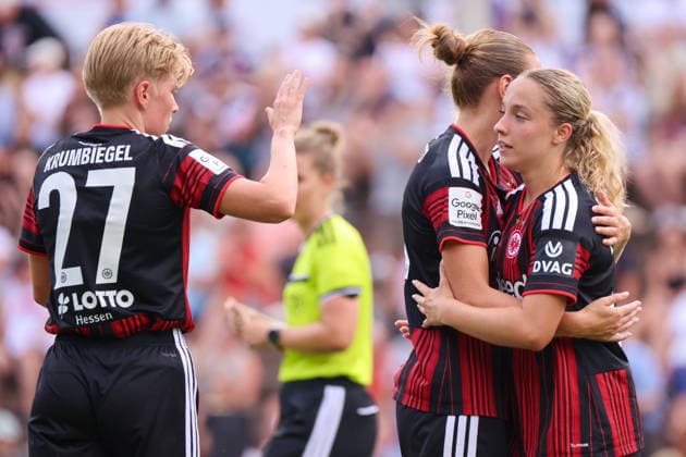 Bad Nauheim, Deutschland: 31.07.2026 - Testspiel - Eintracht Frankfurt Frauen vs. Racing Club de Strasbourg Im Bild: v.li. die Dritte Torschützin Danique Tolhoek (SGE) macht das Tor zum 1:0 für Frankfurt und jubelt mit Paulina Krumbiegel (SGE) und Marthine Östenstad Oestenstad (SGE) Copyright: HMBxMedia MadeleinexFantini