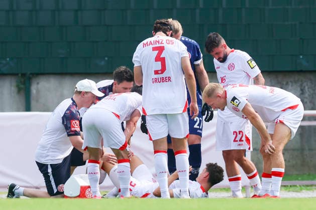 Eric Martel (1. FSV Mainz 05) is lying injured on the pitch and is then substituted during the pre-season friendly match between 1. FSV Mainz 05 and Shabab Al Ahli at Grenzlandstadium Arena on July 31, 2026 in Kufstein, Austria. (Photo by Marco Steinbrenner DeFodi Images) -