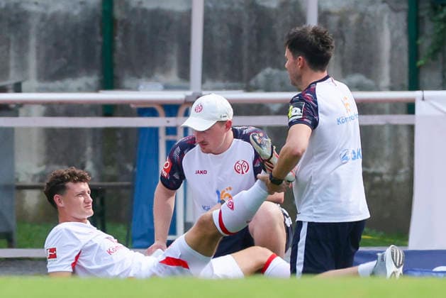 Eric Martel (1. FSV Mainz 05) is lying injured on the pitch and is then substituted during the pre-season friendly match between 1. FSV Mainz 05 and Shabab Al Ahli at Grenzlandstadium Arena on July 31, 2026 in Kufstein, Austria. (Photo by Marco Steinbrenner DeFodi Images) -