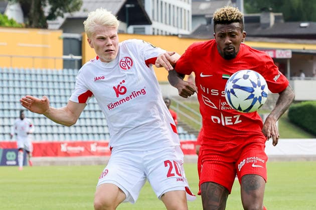 Otto Ruoppi (1. FSV Mainz 05) und Igor Gomes (Shabab Al Ahli) battle for the ball during the pre-season friendly match between 1. FSV Mainz 05 and Shabab Al Ahli at Grenzlandstadium Arena on July 31, 2026 in Kufstein, Austria. (Photo by Marco Steinbrenner DeFodi Images) -
