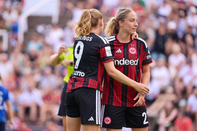 Bad Nauheim, Deutschland: 31.07.2026 - Testspiel - Eintracht Frankfurt Frauen vs. Racing Club de Strasbourg Im Bild: v.li. die Zweite Torschützin Danique Tolhoek (SGE) macht das Tor zum 1:0 für Frankfurt und jubelt mit Jarne Teulings (SGE) Copyright: HMBxMedia MadeleinexFantini