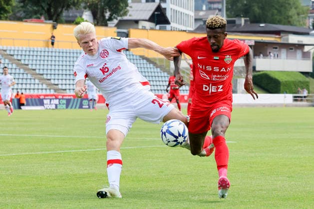 Otto Ruoppi (1. FSV Mainz 05) und Igor Gomes (Shabab Al Ahli) battle for the ball during the pre-season friendly match between 1. FSV Mainz 05 and Shabab Al Ahli at Grenzlandstadium Arena on July 31, 2026 in Kufstein, Austria. (Photo by Marco Steinbrenner DeFodi Images) -