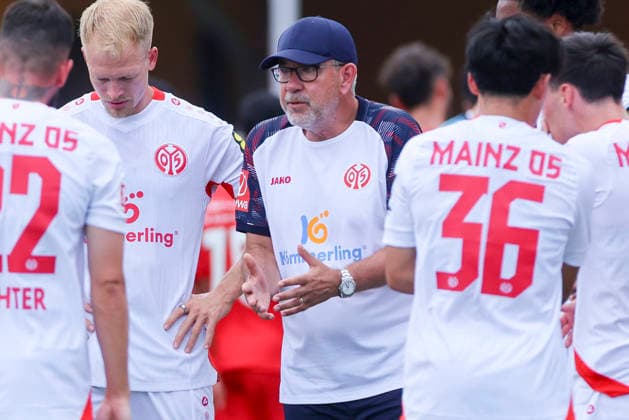 Trainer Urs Fischer (1. FSV Mainz 05) gestures during the pre-season friendly match between 1. FSV Mainz 05 and Shabab Al Ahli at Grenzlandstadium Arena on July 31, 2026 in Kufstein, Austria. (Photo by Marco Steinbrenner DeFodi Images) -