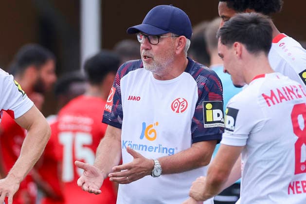 Trainer Urs Fischer (1. FSV Mainz 05) gestures during the pre-season friendly match between 1. FSV Mainz 05 and Shabab Al Ahli at Grenzlandstadium Arena on July 31, 2026 in Kufstein, Austria. (Photo by Marco Steinbrenner DeFodi Images) -