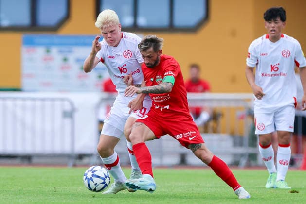 Otto Ruoppi (1. FSV Mainz 05) und Federico Nicolas Cartabia (Shabab Al Ahli) battle for the ball during the pre-season friendly match between 1. FSV Mainz 05 and Shabab Al Ahli at Grenzlandstadium Arena on July 31, 2026 in Kufstein, Austria. (Photo by Marco Steinbrenner DeFodi Images) -