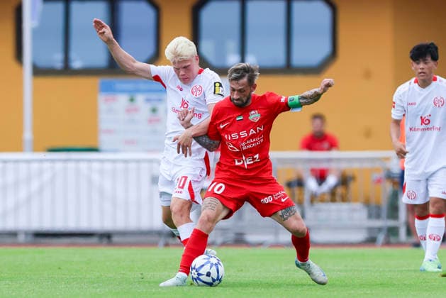 Otto Ruoppi (1. FSV Mainz 05) und Federico Nicolas Cartabia (Shabab Al Ahli) battle for the ball during the pre-season friendly match between 1. FSV Mainz 05 and Shabab Al Ahli at Grenzlandstadium Arena on July 31, 2026 in Kufstein, Austria. (Photo by Marco Steinbrenner DeFodi Images) -