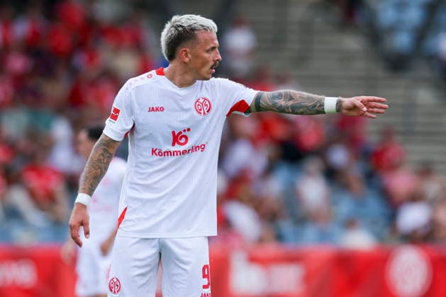 Phillip Tietz (1. FSV Mainz 05) gestures during the pre-season friendly match between 1. FSV Mainz 05 and Shabab Al Ahli at Grenzlandstadium Arena on July 31, 2026 in Kufstein, Austria. (Photo by Marco Steinbrenner DeFodi Images) -