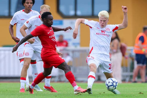 Yuri Cesar Santos de Oliveira (Shabab Al Ahli) und Otto Ruoppi (1. FSV Mainz 05) battle for the ball during the pre-season friendly match between 1. FSV Mainz 05 and Shabab Al Ahli at Grenzlandstadium Arena on July 31, 2026 in Kufstein, Austria. (Photo by Marco Steinbrenner DeFodi Images) -