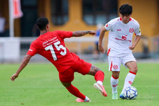 Mateus Henrique Alves Silva (Shabab Al Ahli) und Taiyu Yamasaki (1. FSV Mainz 05) battle for the ball during the pre-season friendly match between 1. FSV Mainz 05 and Shabab Al Ahli at Grenzlandstadium Arena on July 31, 2026 in Kufstein, Austria. (Photo by Marco Steinbrenner DeFodi Images) -