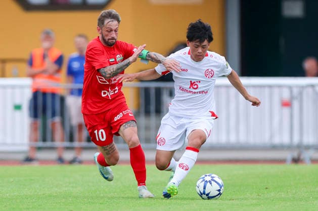 Federico Nicolas Cartabia (Shabab Al Ahli) und Taiyu Yamasaki (1. FSV Mainz 05) battle for the ball during the pre-season friendly match between 1. FSV Mainz 05 and Shabab Al Ahli at Grenzlandstadium Arena on July 31, 2026 in Kufstein, Austria. (Photo by Marco Steinbrenner DeFodi Images) -