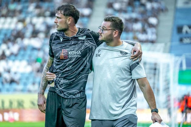 Chemnitz, Deutschland 31. Juli 2026: Regionalliga Nordost - 2026 2027 - Sp. 2 - Chemnitzer FC gegen BFC Preussen Im Bild: Lenny Stein (BFC) 1.v.li. wird von einem Betreuer verletzt vom Platz geführt gefuehrt Copyright: xFotostandx xNachtigallx