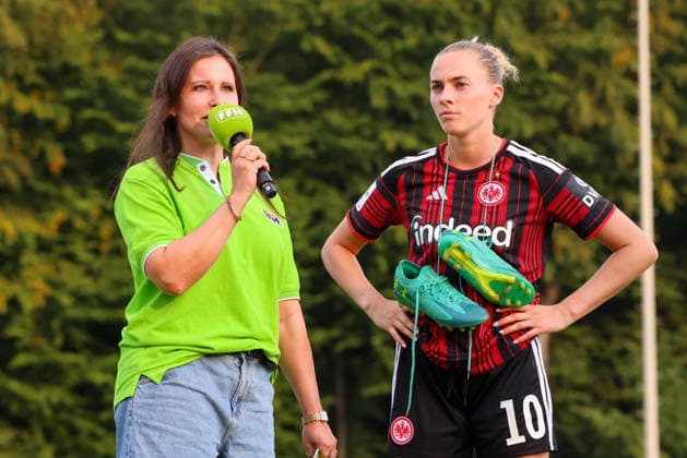 Bad Nauheim, Deutschland: 31.07.2026 - Testspiel - Eintracht Frankfurt Frauen vs. Racing Club de Strasbourg Im Bild: v.li. die Zweite Laura Freigang (SGE) im FFH Interview nach dem Sieg gegen Racing Strasbourg Copyright: HMBxMedia MadeleinexFantini