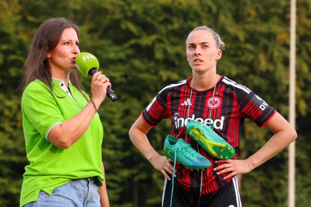 Bad Nauheim, Deutschland: 31.07.2026 - Testspiel - Eintracht Frankfurt Frauen vs. Racing Club de Strasbourg Im Bild: v.li. die Zweite Laura Freigang (SGE) im FFH Interview nach dem Sieg gegen Racing Strasbourg Copyright: HMBxMedia MadeleinexFantini