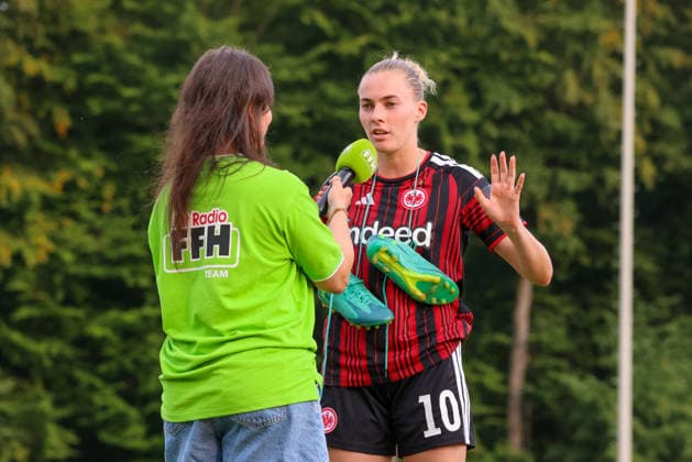 Bad Nauheim, Deutschland: 31.07.2026 - Testspiel - Eintracht Frankfurt Frauen vs. Racing Club de Strasbourg Im Bild: v.li. die Zweite Laura Freigang (SGE) im FFH Interview nach dem Sieg gegen Racing Strasbourg Copyright: HMBxMedia MadeleinexFantini