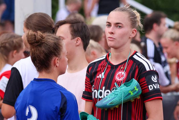 Bad Nauheim, Deutschland: 31.07.2026 - Testspiel - Eintracht Frankfurt Frauen vs. Racing Club de Strasbourg Im Bild: v.li. Kristin Kögel Kögel (SGE) und Laura Freigang (SGE) Copyright: HMBxMedia MadeleinexFantini