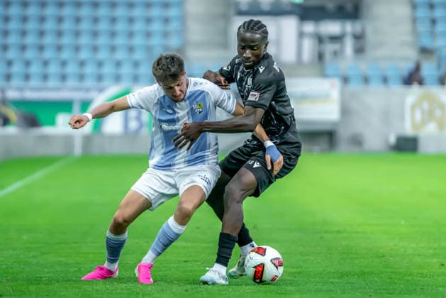 Chemnitz, Deutschland 31. Juli 2026: Regionalliga Nordost - 2026 2027 - Sp. 2 - Chemnitzer FC gegen BFC Preussen Im Bild: v. li. im Zweikampf Domenico Alberico (CFC) und Oluwaseunnla Eni-Owo Adekunle (BFC) Copyright: xFotostandx xNachtigallx