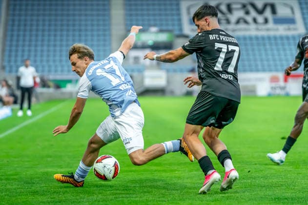 Chemnitz, Deutschland 31. Juli 2026: Regionalliga Nordost - 2026 2027 - Sp. 2 - Chemnitzer FC gegen BFC Preussen Im Bild: v. li. im Zweikampf Maximilian Fesser (CFC) und Ben Meyer (BFC) Copyright: xFotostandx xNachtigallx