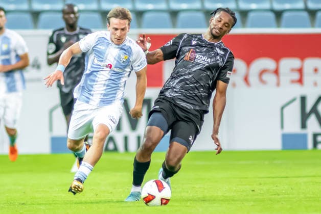 Chemnitz, Deutschland 31. Juli 2026: Regionalliga Nordost - 2026 2027 - Sp. 2 - Chemnitzer FC gegen BFC Preussen Im Bild: v. li. im Zweikampf Maximilian Fesser (CFC) und Charmaine Häusl (BFC) Copyright: xFotostandx xNachtigallx
