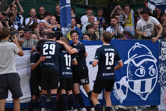 31.07.2026, GER, Fussball, Regionalliga Nord, 1.Spieltag, Saison 2026 2027, Bremen, Platz 11, SV Werder Bremen II U23 vs VfB Oldenburg, Jubel nach dem 0 zu 2 durch Marc SCHRÖDER SCHROEDER ( VfB Oldenburg 20) am Zaun mit Mats FACKLAM( VfB Oldenburg 29 ) Kai PRÖGER PROEGER ( VfB Oldenburg 11 ) Dominik KASPER ( VfB Oldenburg 24 ) Linus SCHÄFER SCHAEFER ( VfB Oldenburg 13 ) Bremen Platz 11 Bremen Deutschland Copyright: xnordphotoxGmbHx xRojahnx