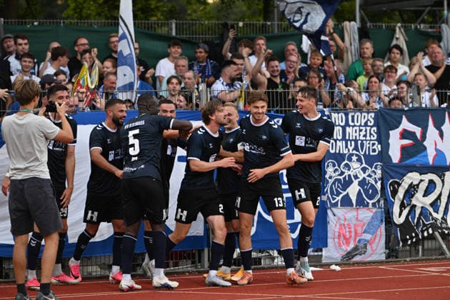31.07.2026, GER, Fussball, Regionalliga Nord, 1.Spieltag, Saison 2026 2027, Bremen, Platz 11, SV Werder Bremen II U23 vs VfB Oldenburg, Jubel nach dem 0 zu 2 durch Marc SCHRÖDER SCHROEDER ( VfB Oldenburg 20) am Zaun mit Mats FACKLAM( VfB Oldenburg 29 ) Kai PRÖGER PROEGER ( VfB Oldenburg 11 ) Dominik KASPER ( VfB Oldenburg 24 ) Linus SCHÄFER SCHAEFER ( VfB Oldenburg 13 ) Anour ADAM ( VfB Oldenburg 5 ) Drilon DEMAJ ( VfB Oldenburg 9 ) Leon DEMAJ ( VfB Oldenburg 10 ) Bremen Platz 11 Bremen Deutschland Copyright: xnordphotoxGmbHx xRojahnx