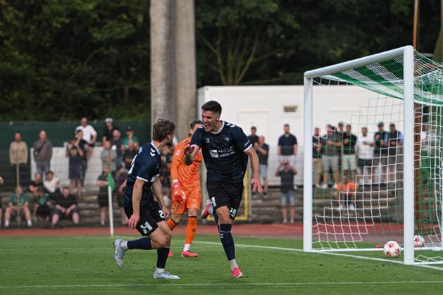 31.07.2026, GER, Fussball, Regionalliga Nord, 1.Spieltag, Saison 2026 2027, Bremen, Platz 11, SV Werder Bremen II U23 vs VfB Oldenburg, TOR 0 zu 3 durch den verwandelten Foulelfmeter von Mats FACKLAM( VfB Oldenburg 29 ) jubel bei Marc SCHRÖDER SCHROEDER ( VfB Oldenburg 20) Bremen Platz 11 Bremen Deutschland Copyright: xnordphotoxGmbHx xRojahnx